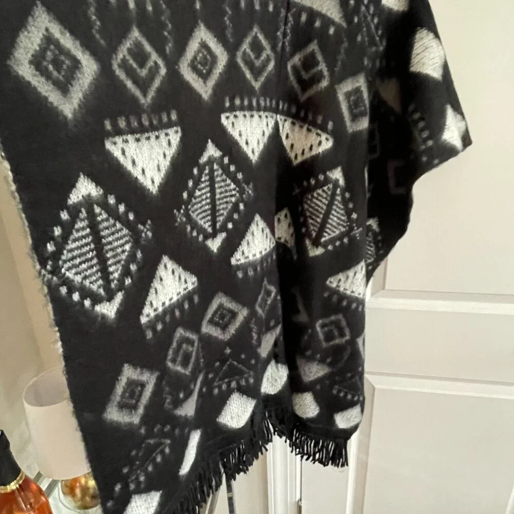 Womens' Cape Shawl Wrap Black Gray White Geometric Knitted Fringed - One Size - Picture 3 of 3